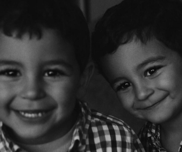 Muestra a sus gemelos Muestra a sus gemelos