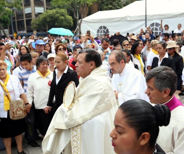 Encabeza ceremonia de Jueves de Corpus Encabeza ceremonia de Jueves de Corpus