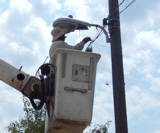 Provoca quema de zacatal apagones en varias colonias Provoca quema de zacatal apagones en varias colonias