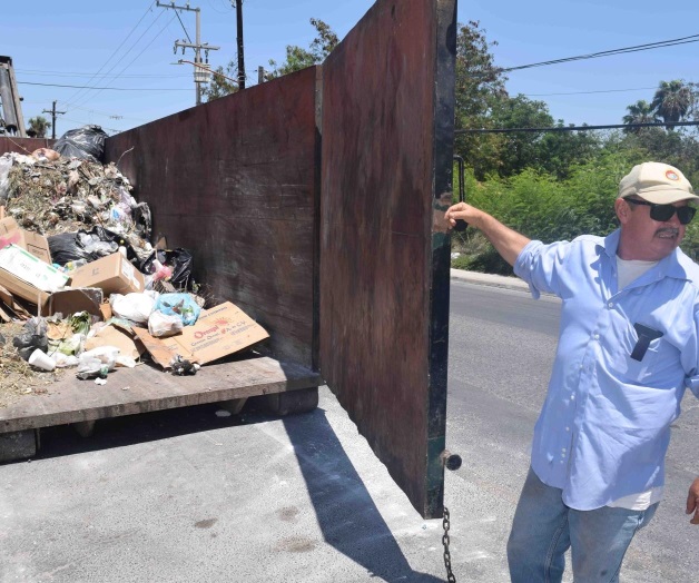 Pide depositen basura dentro de contenedor Pide depositen basura dentro de contenedor