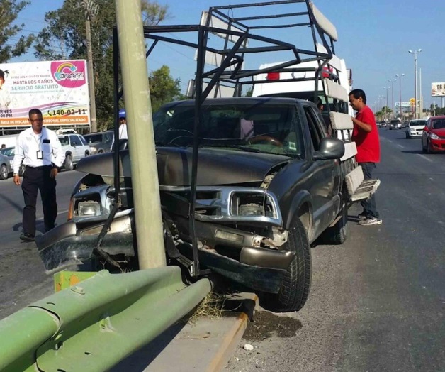 Proyecta su vehículo contra poste; tripulantes resultan con lesiones Proyecta su vehículo contra poste; tripulantes resultan con lesiones