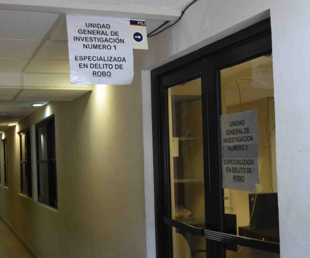 Denuncia le roban placas mientras comía Denuncia le roban placas mientras comía