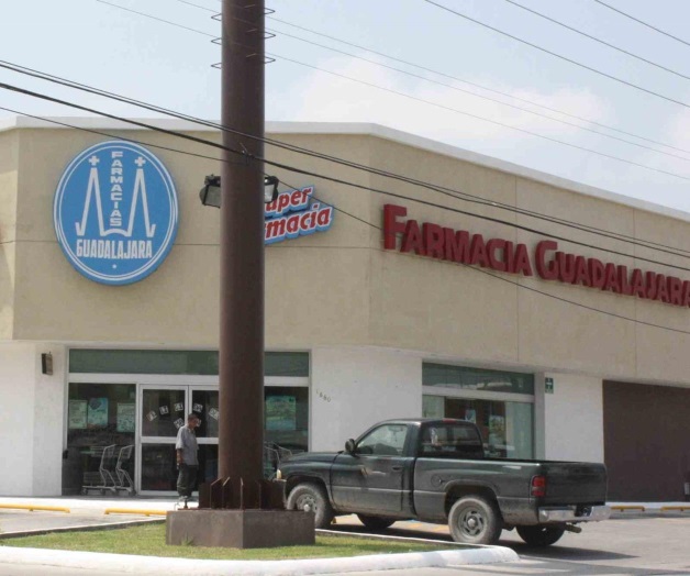 Delincuentes armadosasaltan una farmacia