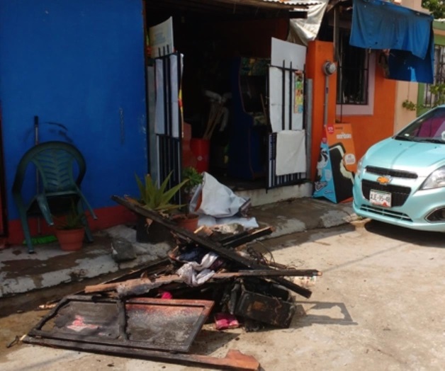 Se quema miscelánea; su dueña se desmaya Se quema miscelánea; su dueña se desmaya