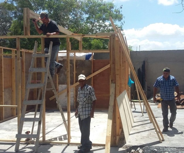 Pierde casa en incendio; altruistas la reconstruyen Pierde casa en incendio; altruistas la reconstruyen