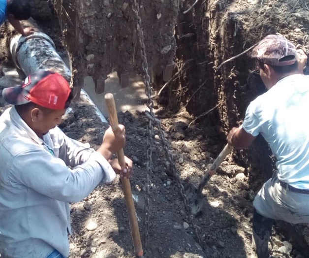 Fuga deja sin agua a más de 3 mil familias. Personal realiza maniobras para su reparación Fuga deja sin agua a más de 3 mil familias. Personal realiza maniobras para su reparación