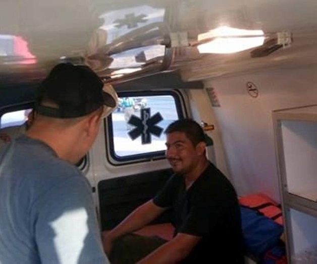 Camión lo empuja al canal en auto Camión lo empuja al canal en auto