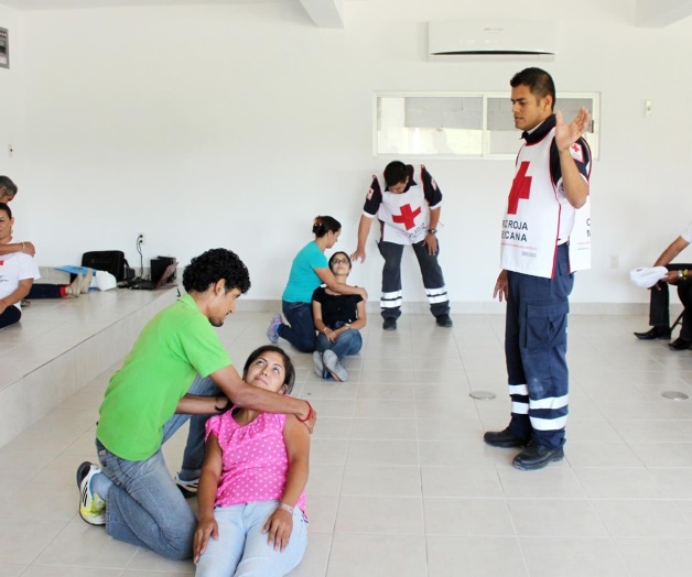 Capacitan empleados de salud