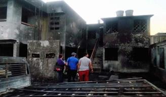 Desconsolados. Sin poder creer lo que le pasó a su vivienda, estas personas permanecían frente a la destrucción.