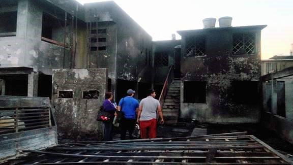 Desconsolados. Sin poder creer lo que le pasó a su vivienda, estas personas permanecían frente a la destrucción.