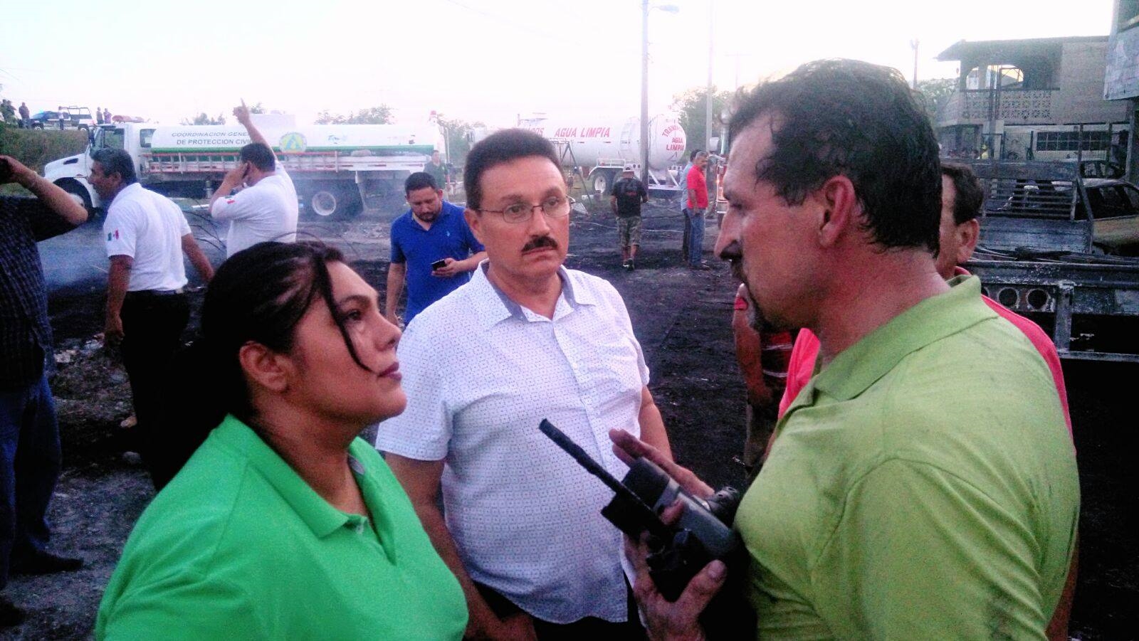 PARTICIPA. Axel Góngora de PCyB, dirigió las acciones para ayudar a las familias afectadas y el efectivo combate al incendio.