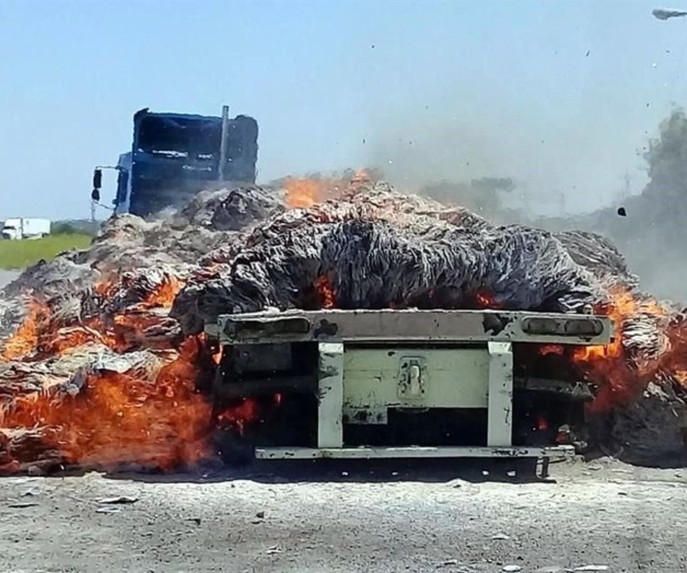 Vuelca tráiler sobre camioneta