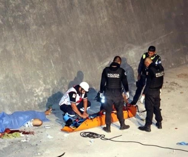 Caen con moto a canalón: muere conductor, acompañante está grave