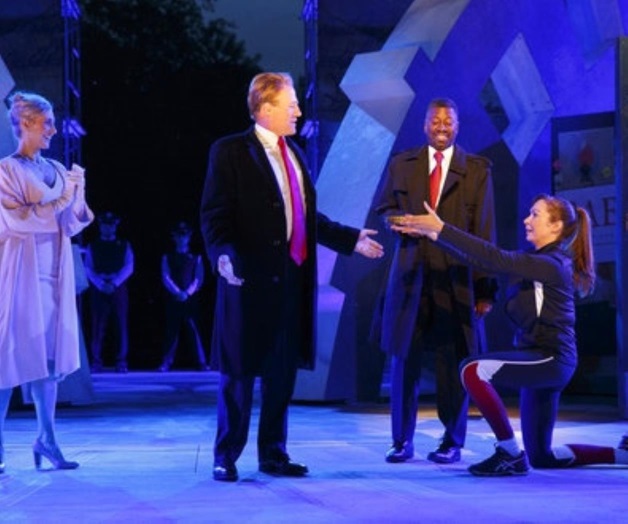 Arrestan a activista que irrumpe en escenario de “Julio César” Arrestan a activista que irrumpe en escenario de “Julio César”