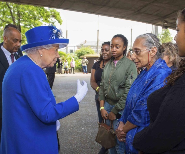 Visita reina Isabel II a víctimas de incendio