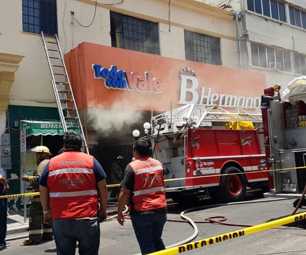 Voraz incendio acaba con una zapatería en el centro Voraz incendio acaba con una zapatería en el centro