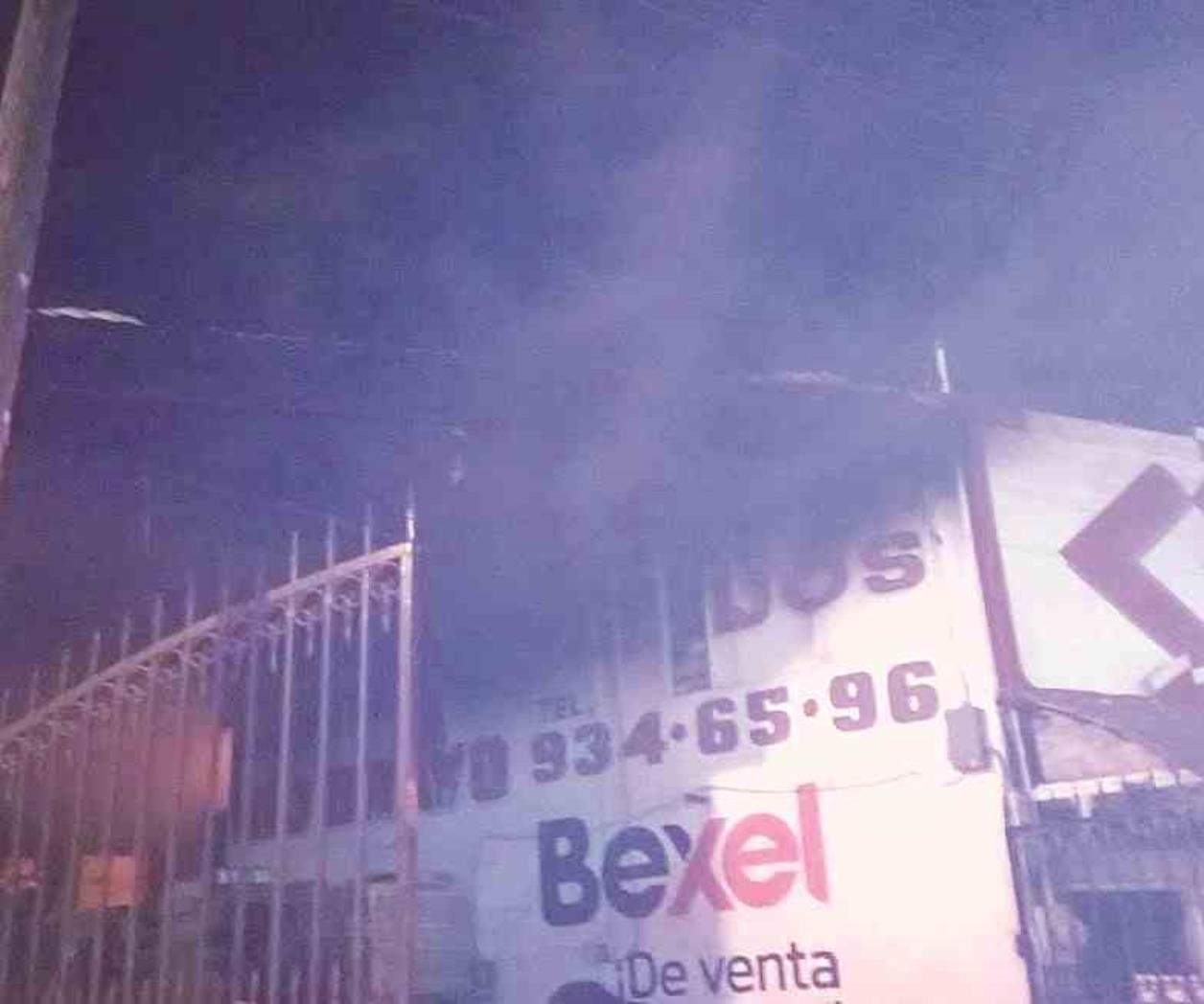 Evitan que fuego consuma edificios