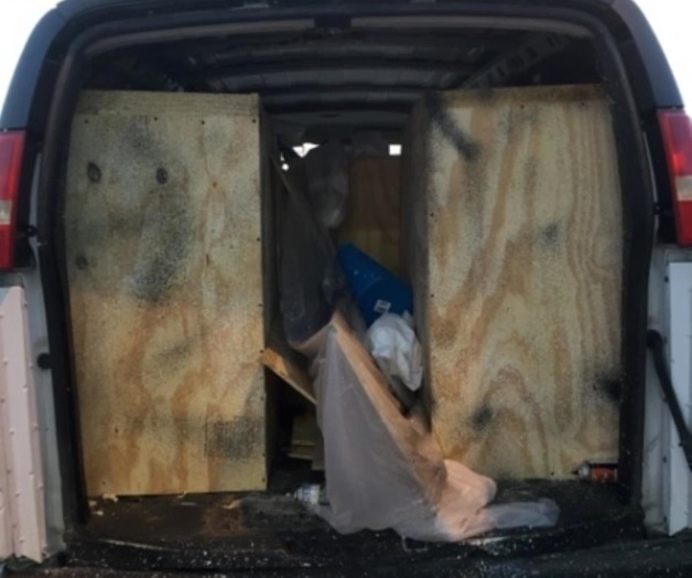 Rescatan a tres ilegales escondidos en furgoneta