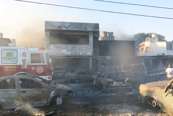 Arden. Un total de 15 vehículos, fueron carbonizados por la conflagración.