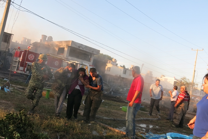 A salvo. Evacuan a integrantes de las 16 familias de las viviendas siniestradas y consumidas por el fuego.