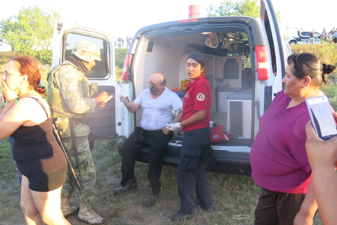 Atienden. Oportunamente los paramédicos de PC, dieron atención a los rescatados de entre las llamas.