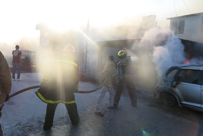 Combaten. Por más de una hora y media, los bomberos lucharon con el fuego el cual parecía no ceder.