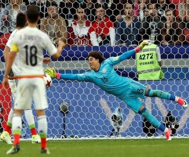 Guillermo Ochoa sale con la cara en alto Guillermo Ochoa sale con la cara en alto