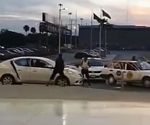 Agarran a batazos a vehículo particular en Apodaca (VIDEO) Agarran a batazos a vehículo particular en Apodaca (VIDEO)