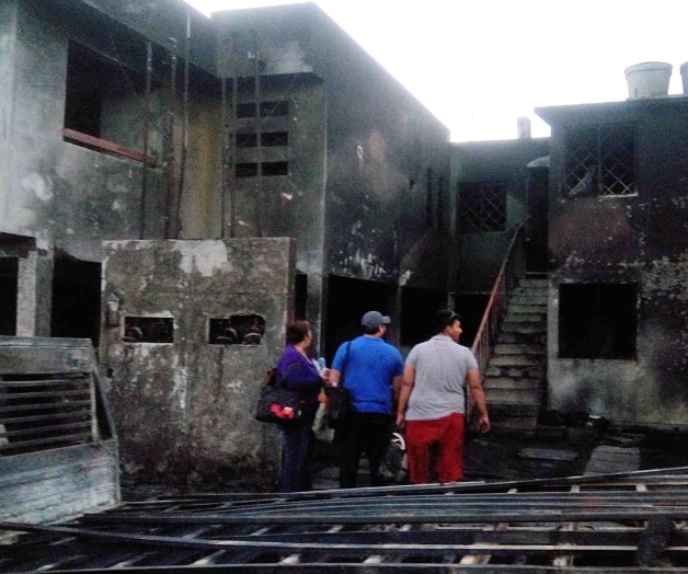 Viven familias un infierno. Arrasa incendio con 16 viviendas y 15 vehículos Viven familias un infierno. Arrasa incendio con 16 viviendas y 15 vehículos