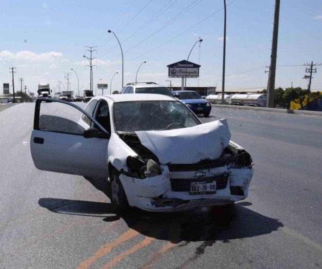 Va a hospital conductor lesionado tras fuerte choque Va a hospital conductor lesionado tras fuerte choque