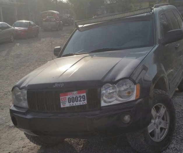 Quitan camioneta a punta de pistola Quitan camioneta a punta de pistola