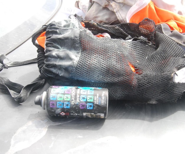 Explota un desodorante en el interior de vehículo Explota un desodorante en el interior de vehículo