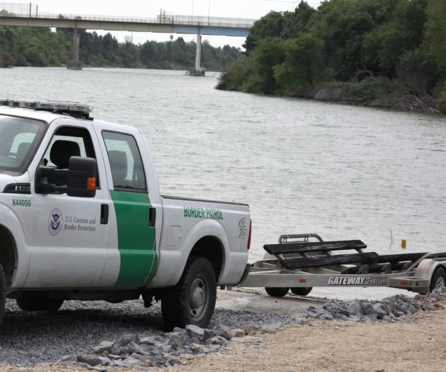 Rescatan a mujer y su hijo en peligro