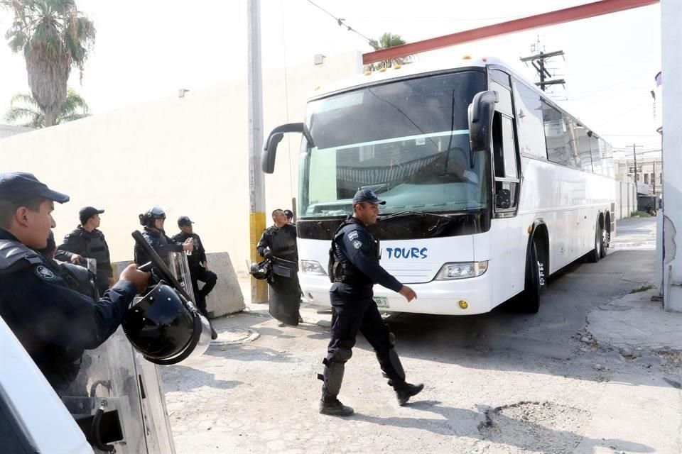 Los internos fueron trasladados a un aeropuerto local y de ahí partirían a penales federales de Guanajuato, Oaxaca, Durango, Michoacán y Veracruz. Foto: Francisco Bustos