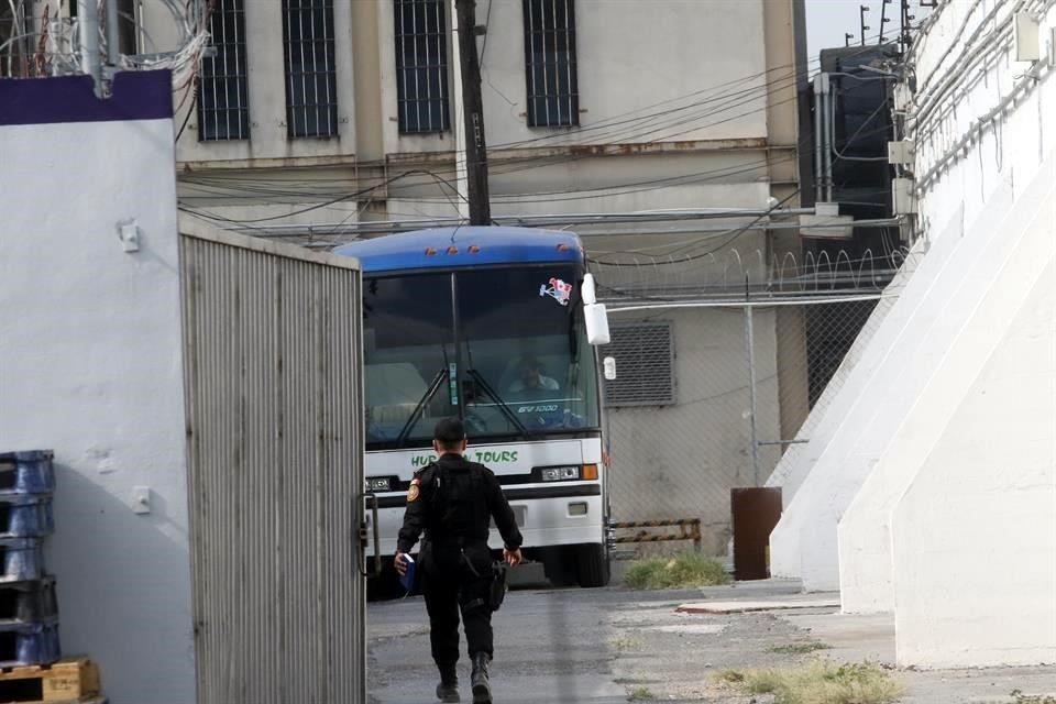 El traslado de los 38 internos se dio alrededor de las 11:00 horas. Foto: Francisco Bustos