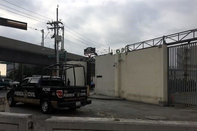 Además de 10 unidades de ambas corporaciones que están en el lugar para brindar apoyo, hay una ambulancia de la Policía Federal y el vehículo antimotines conocido como El Rinoceronte.