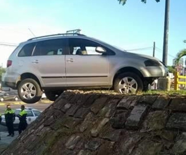 Pierde control de camioneta y queda colgando en barda Pierde control de camioneta y queda colgando en barda