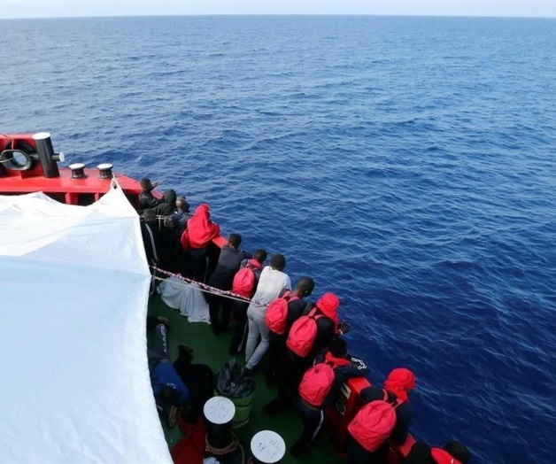 Naufraga barcaza y mueren 126 migrantes en el Mar Mediterráneo Naufraga barcaza y mueren 126 migrantes en el Mar Mediterráneo