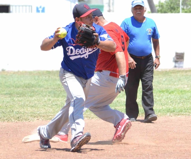 A UN JUEGO DEL TÍTULO A UN JUEGO DEL TÍTULO