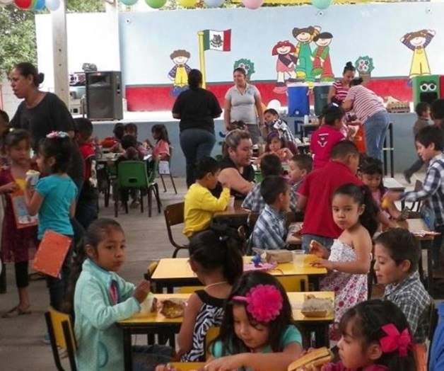 Festejan a papá y mamá a la vez Festejan a papá y mamá a la vez