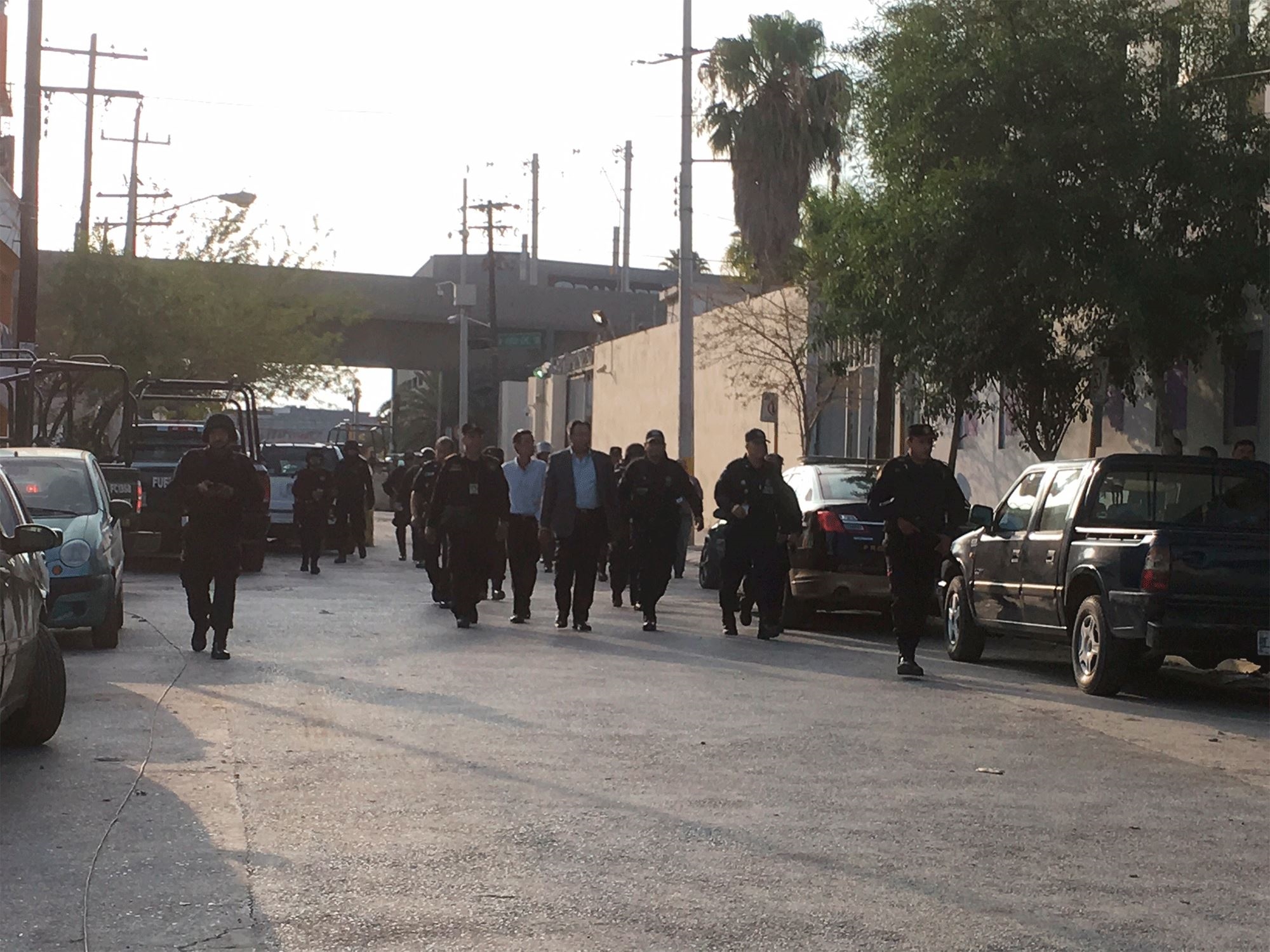 A las instalaciones del reclusorio llegaron autoridades de nivel estatal, como el Comisario de Fuerza Civil, Jorge Fernando Garza Morales, y el vocero de Seguridad Pública, Aldo Fasci