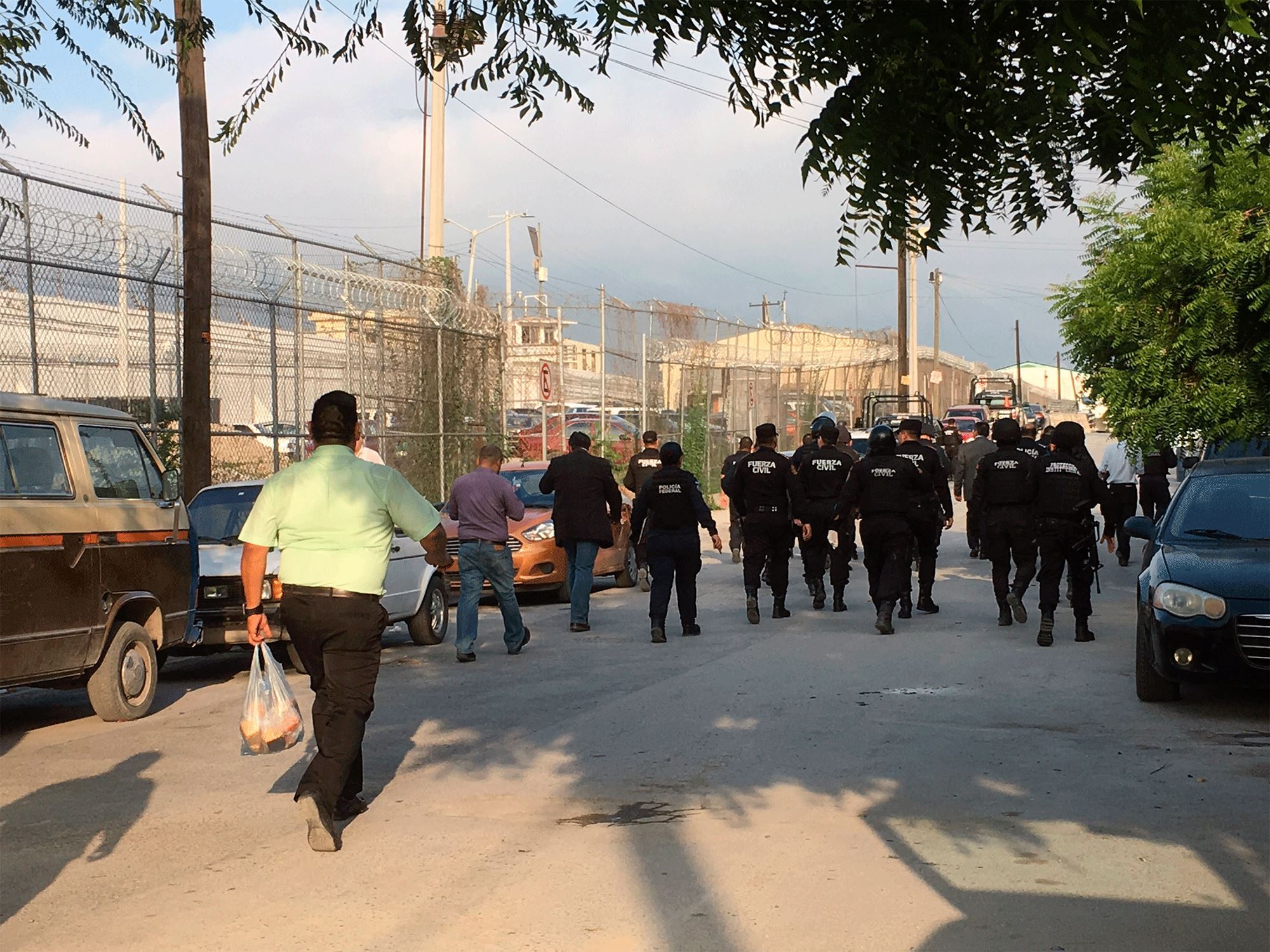 Familiares de internos que acudieron a las visitas, que iniciaban a las 9:00 horas, informaron que éstas fueron canceladas debido al operativo.