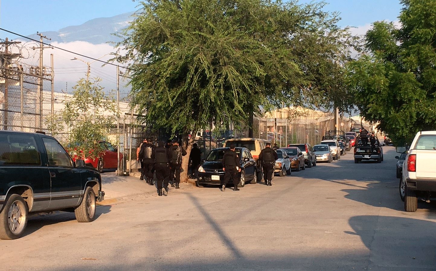 Además, al menos seis autobuses turísticos arribaron al lugar, sin que se precisara si es para algún traslado de reos o son para uso de los policías federales que realizan el cateo.
