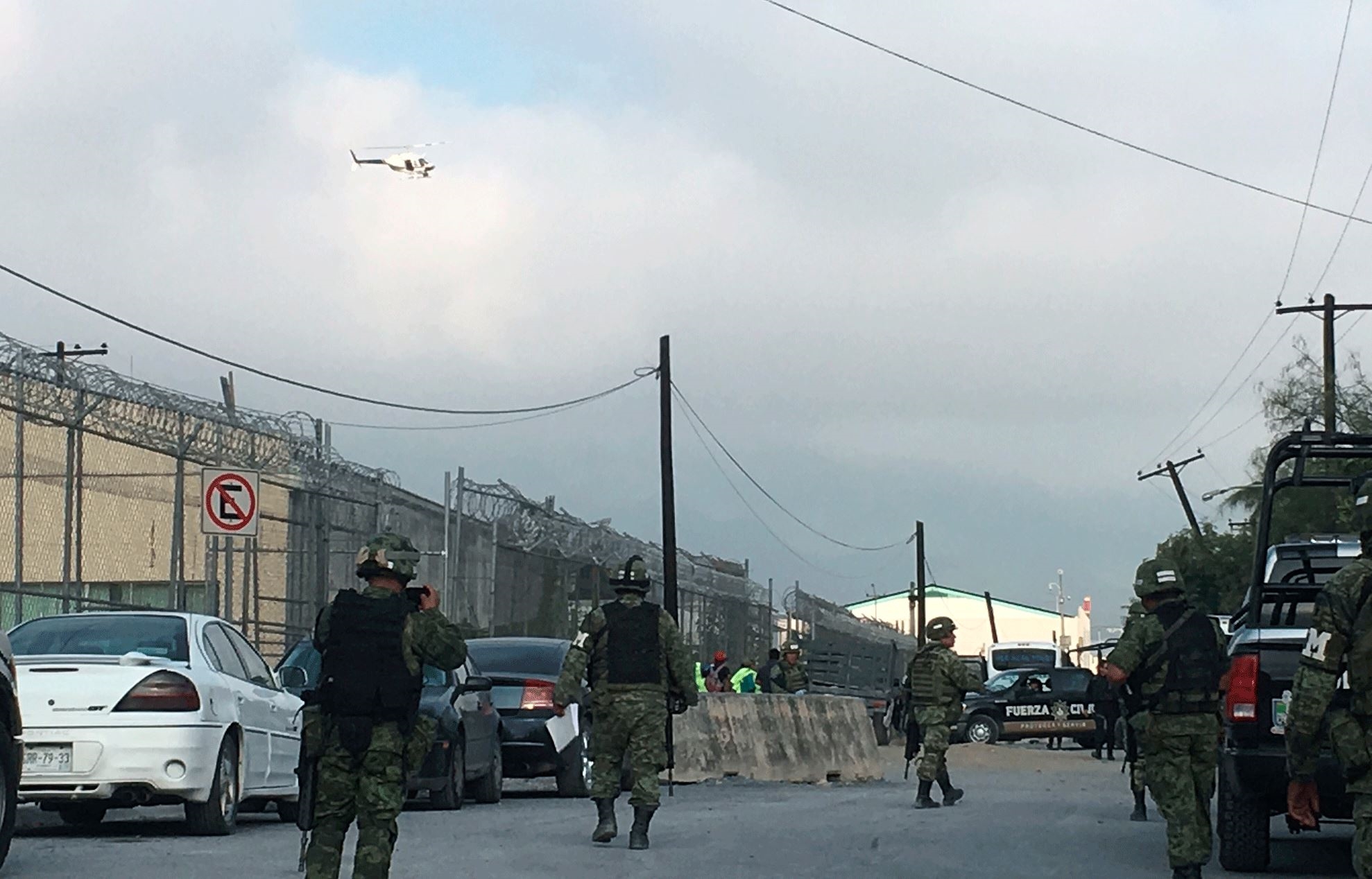 Un helicóptero de Seguridad Pública del Estado de Nuevo León también sobrevuela las instalaciones del penal.