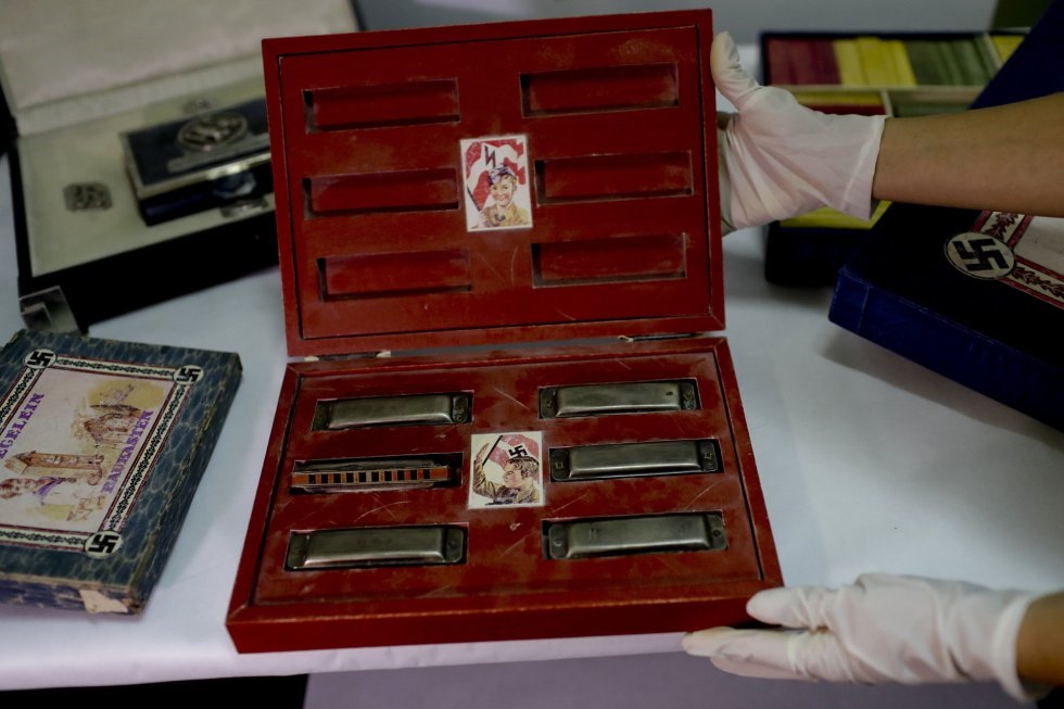 Estamos conmovidos, es muy impresionante el hallazgo de estas piezas con simbología nazi, emblemas de una trágica época de la historia. Nuestras primeras investigaciones demuestran que las piezas son originales, ha precisado la ministra de Seguridad, Pa