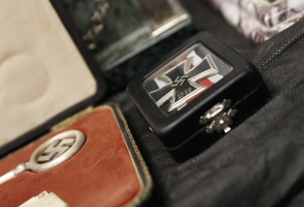 Además del tesoro nazi, en los registros de dos locales y del domicilio particular se encontraron otras antigüedades de origen chino, japonés y egipcio. Se trata de jarrones chinos, animales momificados egipcios, vasijas y utensilios líticos y objetos pal