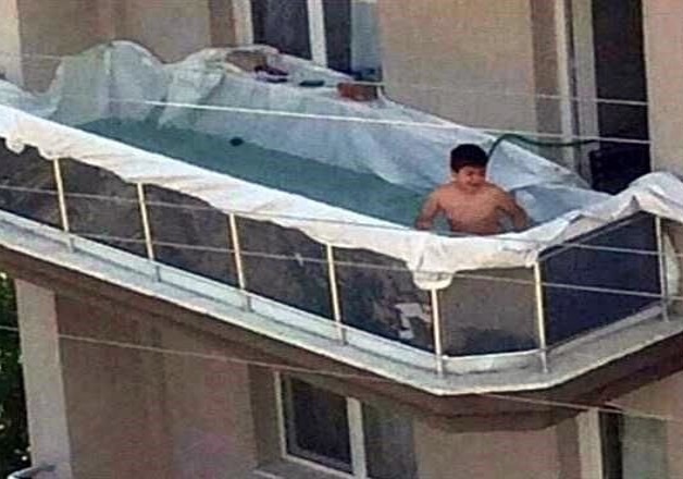 Forman piscina en un balcón, ¡se hace viral! Forman piscina en un balcón, ¡se hace viral!