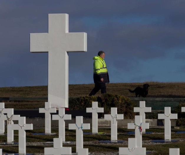 Inicia Cruz Roja la exhumación de soldados argentinos en las Islas Malvinas Inicia Cruz Roja la exhumación de soldados argentinos en las Islas Malvinas