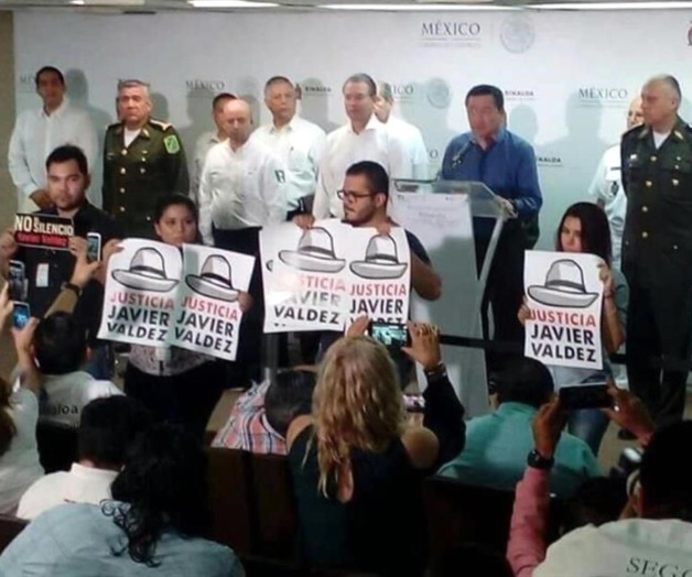 Protestan periodistas frente a Osorio Chong Protestan periodistas frente a Osorio Chong