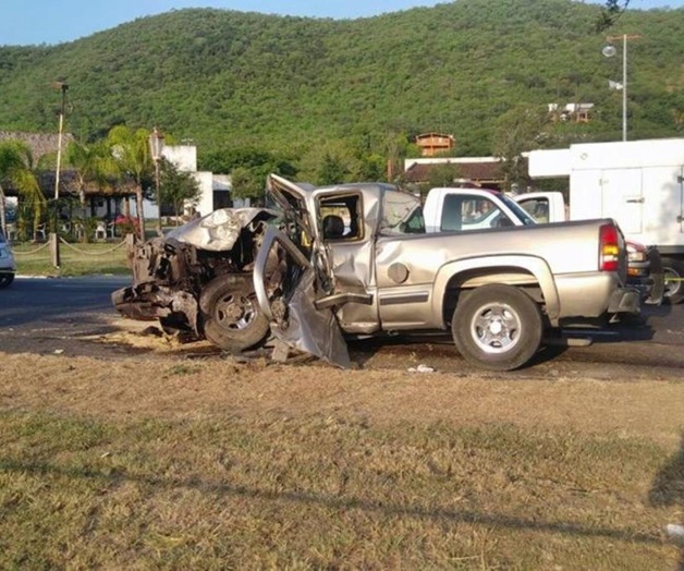 Muere al estrellar camioneta en árbol Muere al estrellar camioneta en árbol